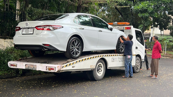 PUSAT JASA DEREK MOBIL TERBAIK DI KEBAYORAN BARU JAKARTA SELATAN 08117200163